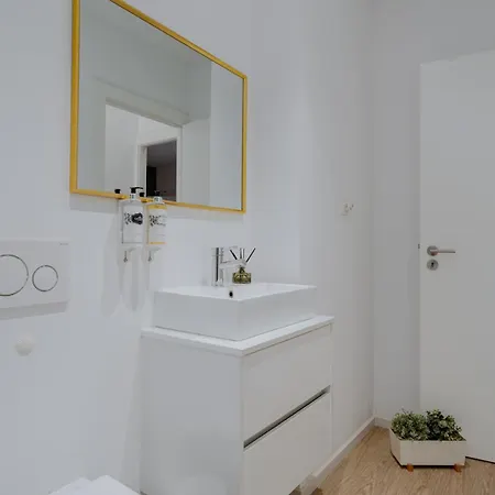 Apartment Downtown Terrace Flat With Ac And Patio - Feel Like A Local *