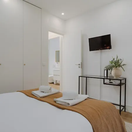 Downtown Terrace Flat With Ac And Patio - Feel Like A Local Apartment *