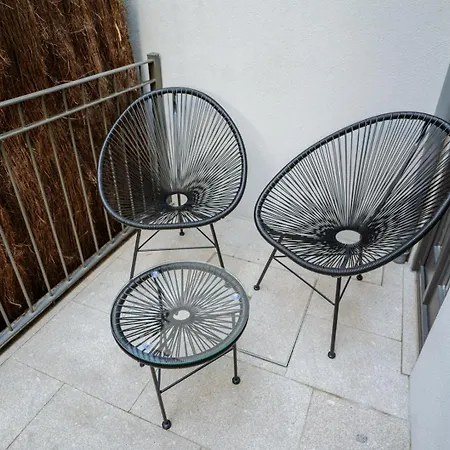 Apartment Downtown Terrace Flat With Ac And Patio - Feel Like A Local *